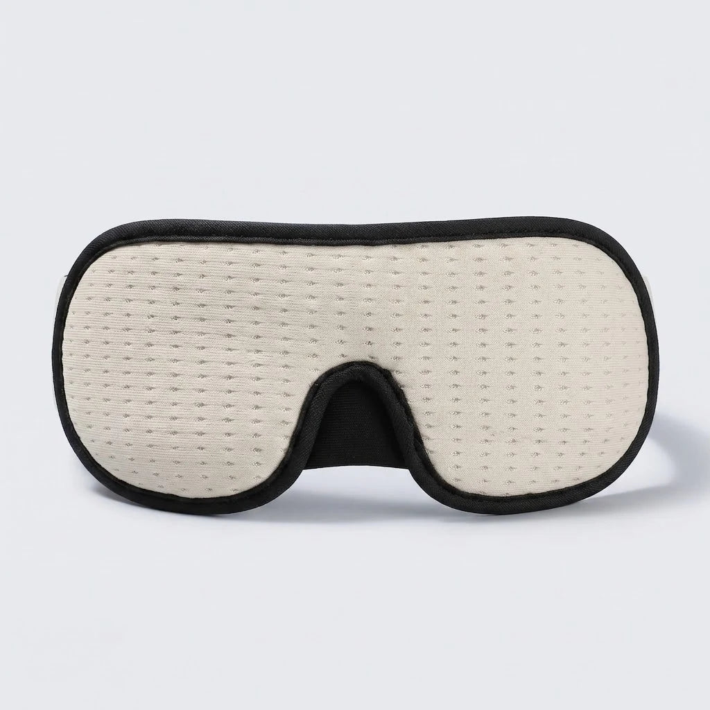 3D-Kontur-Schlafmaske in Creme auf einem Nachttisch