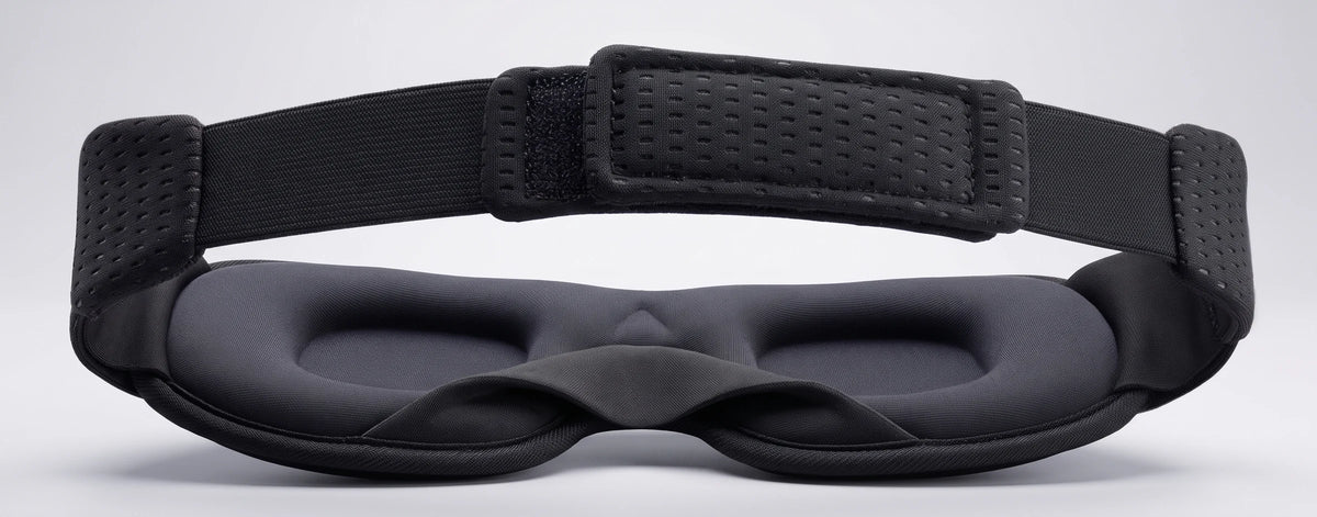 3D-Kontur-Schlafmaske in Schwarz von vorn, die beiden ausgeformten Augenkammern